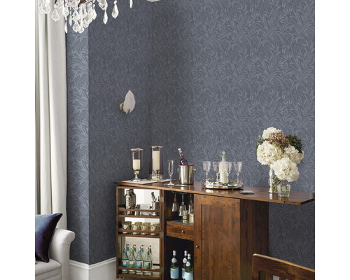 Intérieur décoratif avec papier peint à motifs, bar et lustre en cristal