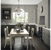 Cuisine lumineuse avec table à manger, chaises, armoire suspendue et papier peint à motifs floraux