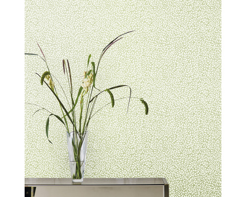 Nahaufnahme einer Wand mit Blumentapete und einer Vase mit Blumen