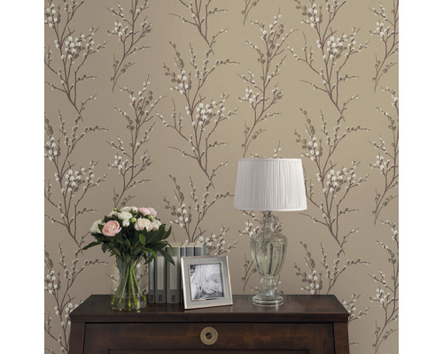 Vue d''une pièce avec du papier peint beige à motifs floraux