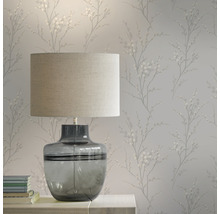 Szene mit Tischlampe und floral gemusterter Tapete