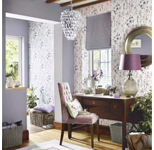 Bureau lumineux avec bureau, chaise et papier peint à fleurs