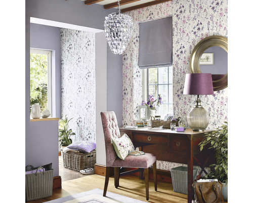 Bureau lumineux avec bureau, chaise et papier peint à fleurs