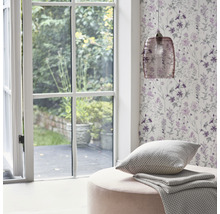 Intérieur décoratif avec papier peint floral, fenêtre, lampe et coussins
