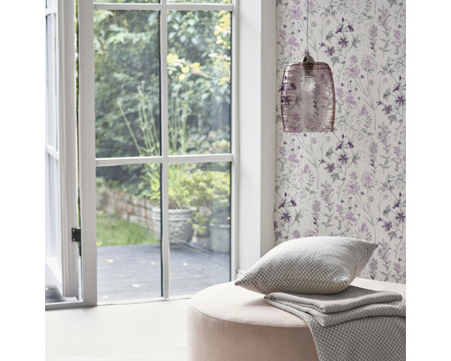 Intérieur décoratif avec papier peint floral, fenêtre, lampe et coussins