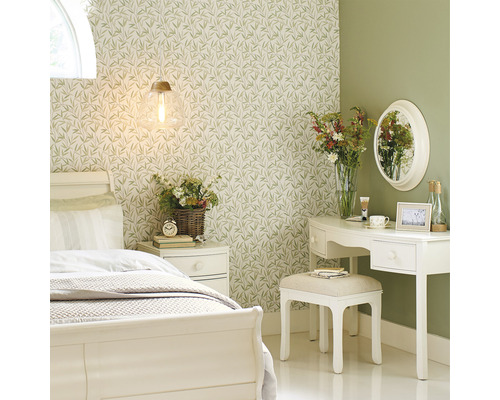 Schlafzimmer mit Bett, Nachttisch und Frisiertisch in einem hellen und organisierten Stil.