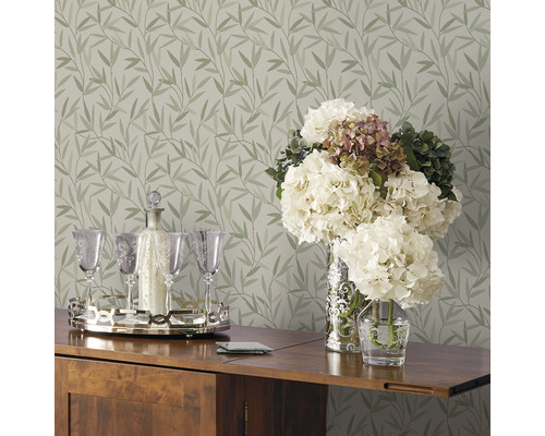 Raumansicht mit floraler Tapete, Tisch und Dekoration