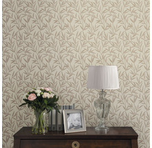 Aperçu d''une pièce avec papier peint à motifs floraux, lampe de table et décoration