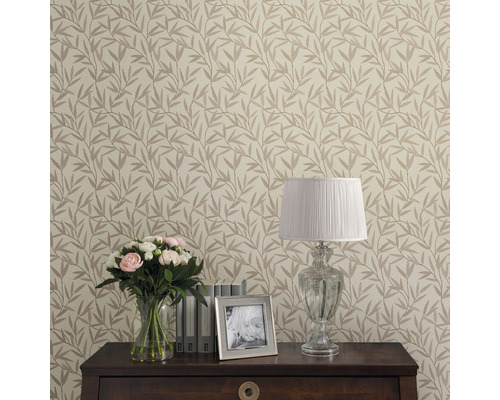 Aperçu d''une pièce avec papier peint à motifs floraux, lampe de table et décoration