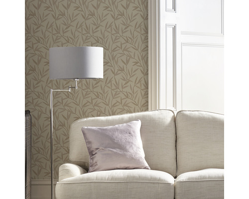 Salon avec canapé, lampadaire et papier peint à motif de feuilles