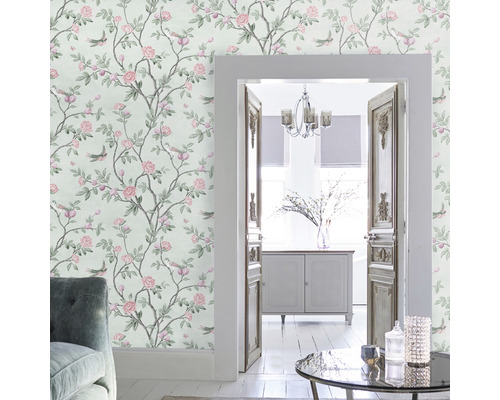 Innenraum mit floraler Tapete mit Rosen- und Vogelmuster