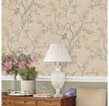 Intérieur décoratif avec papier peint à fleurs, lampe de table et composition florale