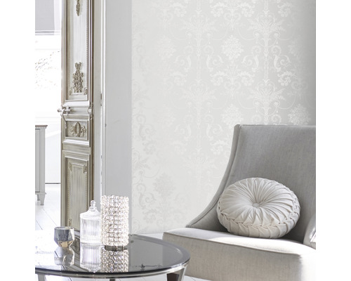 Intérieur clair avec papier peint à motifs, fauteuil et table