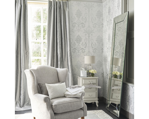 Salon élégant avec fauteuil, rideaux, papier peint, miroir et table de chevet