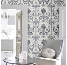 Scène d''un salon avec du papier peint à motifs floraux, un fauteuil et de la décoration