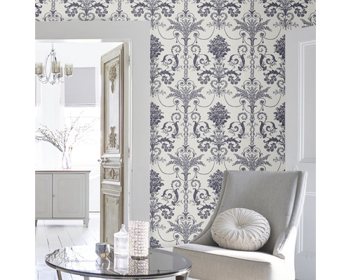 Scène d''un salon avec du papier peint à motifs floraux, un fauteuil et de la décoration