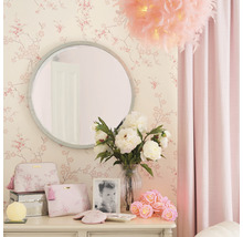 Chambre décorative avec miroir rond, fleurs, rideaux et papier peint fleuri