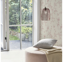 Intérieur avec papier peint floral, suspension, coussin et tabouret