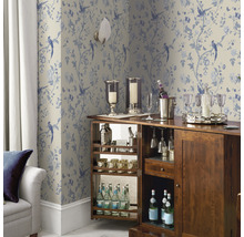 Salon avec bar, papier peint à motifs d''oiseaux, canapé et rideau