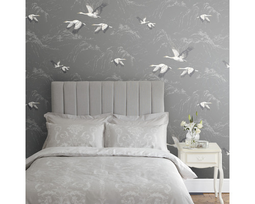 Chambre grise avec lit, table de chevet et papier peint à motif d''oiseaux