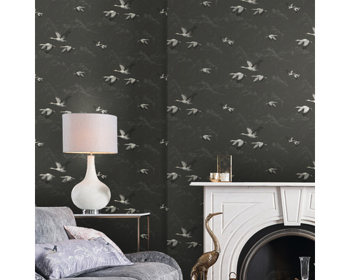 Salon avec papier peint à motif d''oiseaux, lampe, canapé et cheminée