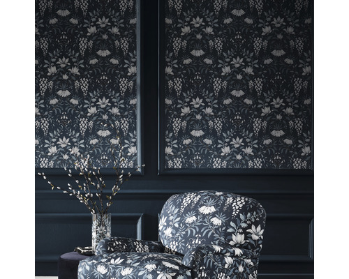 Dekorative Tapete mit floralem Muster und passendem Sessel in einem Zimmer