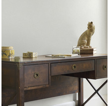 Bureau en bois avec tiroirs et décoration