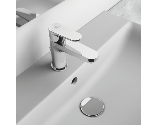 Auf einem Waschbecken montierte Armatur mit Standard Ideal Logo.