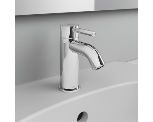 Chromfarbene Waschtischarmatur auf einem Waschbecken