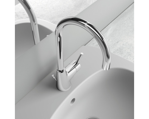 Waschtischarmatur aus Chromstahl auf einem Waschbecken