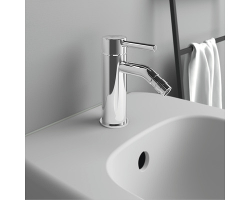 Bidetarmatur aus Metall auf einem Waschbecken