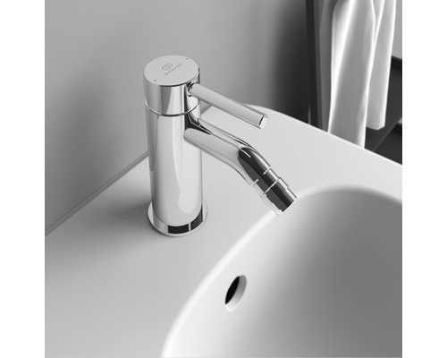 Waschtischarmatur aus Metall auf einem Waschbecken