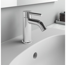 Mitigeur de lavabo brillant en métal sur un lavabo