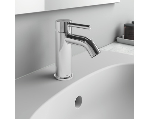 Mitigeur de lavabo brillant en métal sur un lavabo