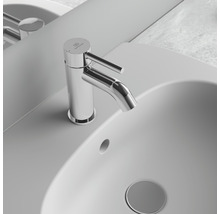 Robinet de lavabo dans la salle de bain