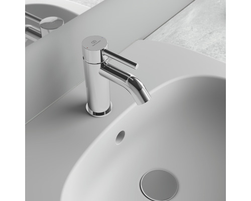 Robinet de lavabo dans la salle de bain