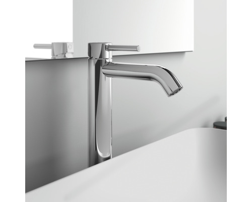 Chromfarbener Waschtischmischer auf einem Waschbecken