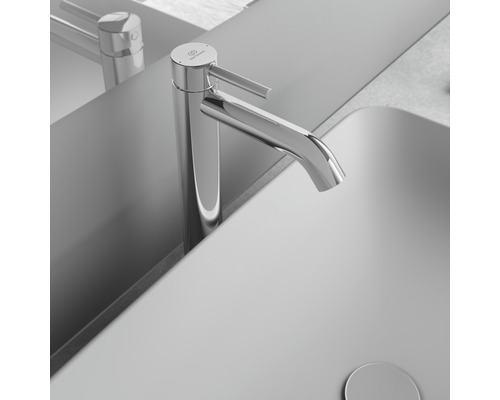 Waschtischarmatur aus Metall im Badezimmer