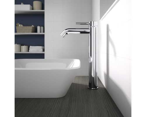 Waschbecken mit Armatur im Badezimmer