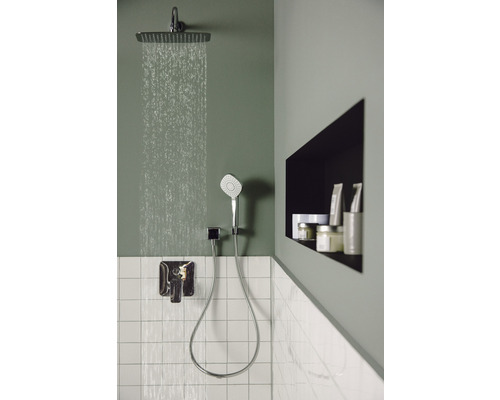 Badezimmer mit Duscharmatur, Handbrause und Ablagefach