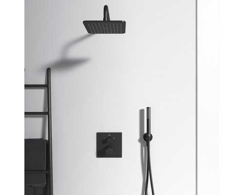 Ensemble de robinetterie de douche avec pomme de tête, douchette à main et mitigeur thermostatique dans une salle de bains