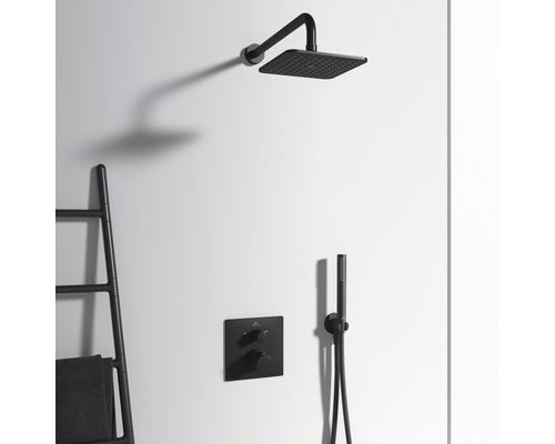 Pommeau de douche, robinetterie de douche et porte-serviettes au mur