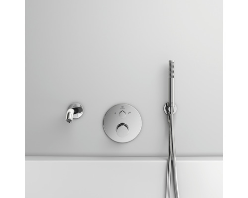 Wannenarmatur mit Handbrause vor hellem Hintergrund