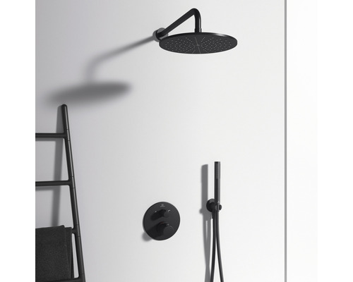 Badezimmer mit Kopfbrause, Handbrause, Thermostat und Handtuchhalter