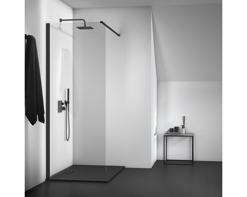 Salle de bain avec cabine de douche, pomme de douche et table d''appoint