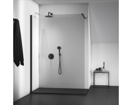 Modernes Badezimmer mit Duschkabine, Kopfbrause und Handbrause