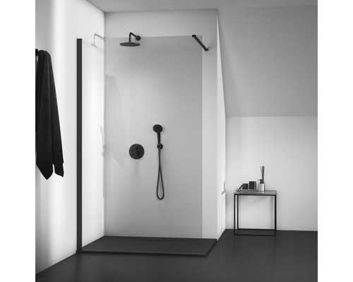 Salle de bain avec douche à l''italienne, robinetterie de douche et serviette