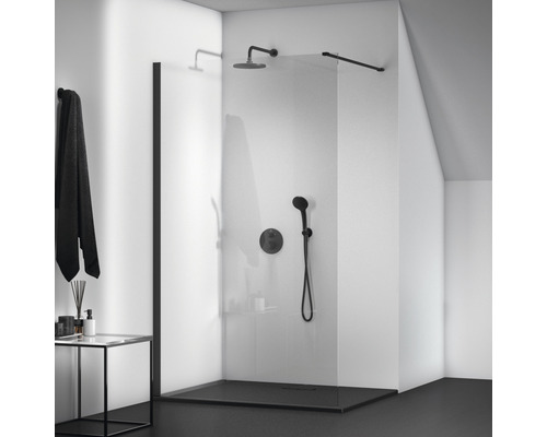 Begehbare Dusche mit Duschkopf und Handbrause in modernem Badezimmer