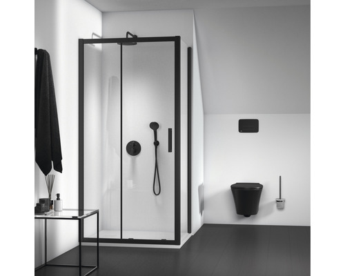 Badezimmer mit Duschkabine, Toilette und Zubehör