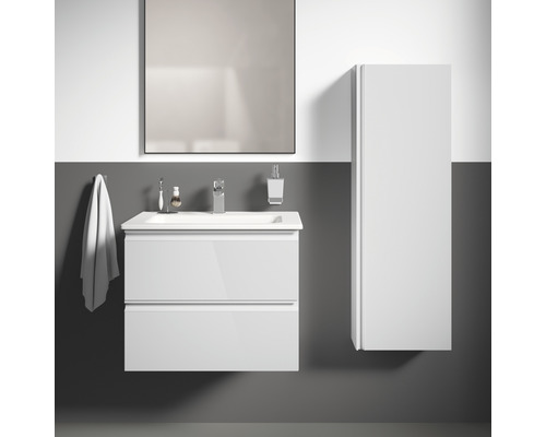 Badezimmer mit Waschbeckenunterschrank, Spiegel und Hochschrank